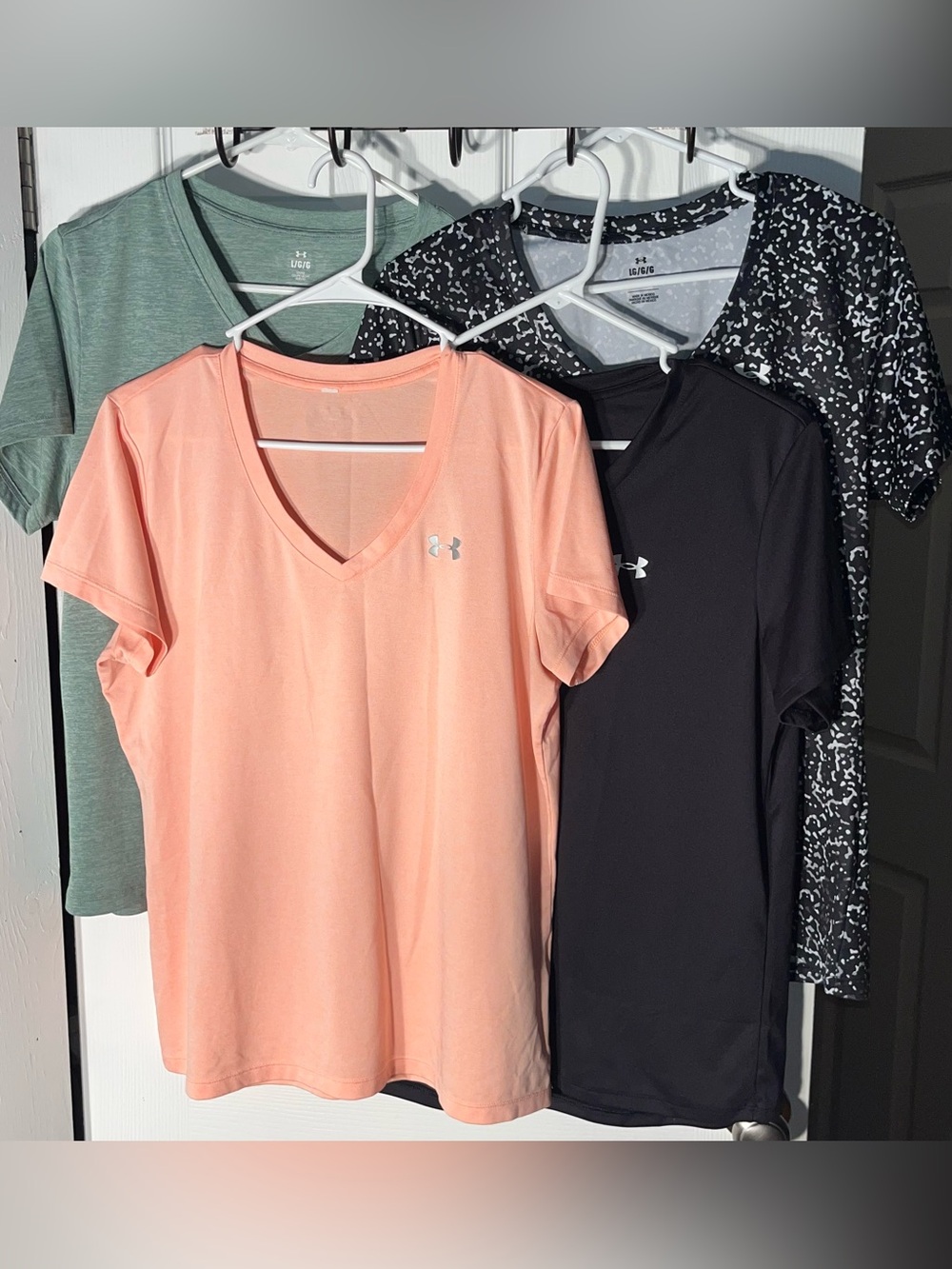 Lot of 4 Women’s Under Armour UA V-Neck Tech Short Sleeve Shirts Velocity Large
